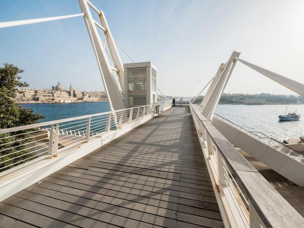 Modern Seaview Apartment In A Prime Location Sliema Esterno foto