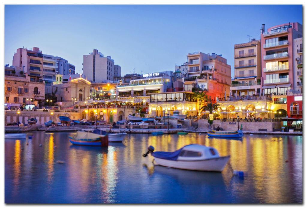 Modern Seaview Apartment In A Prime Location Sliema Esterno foto